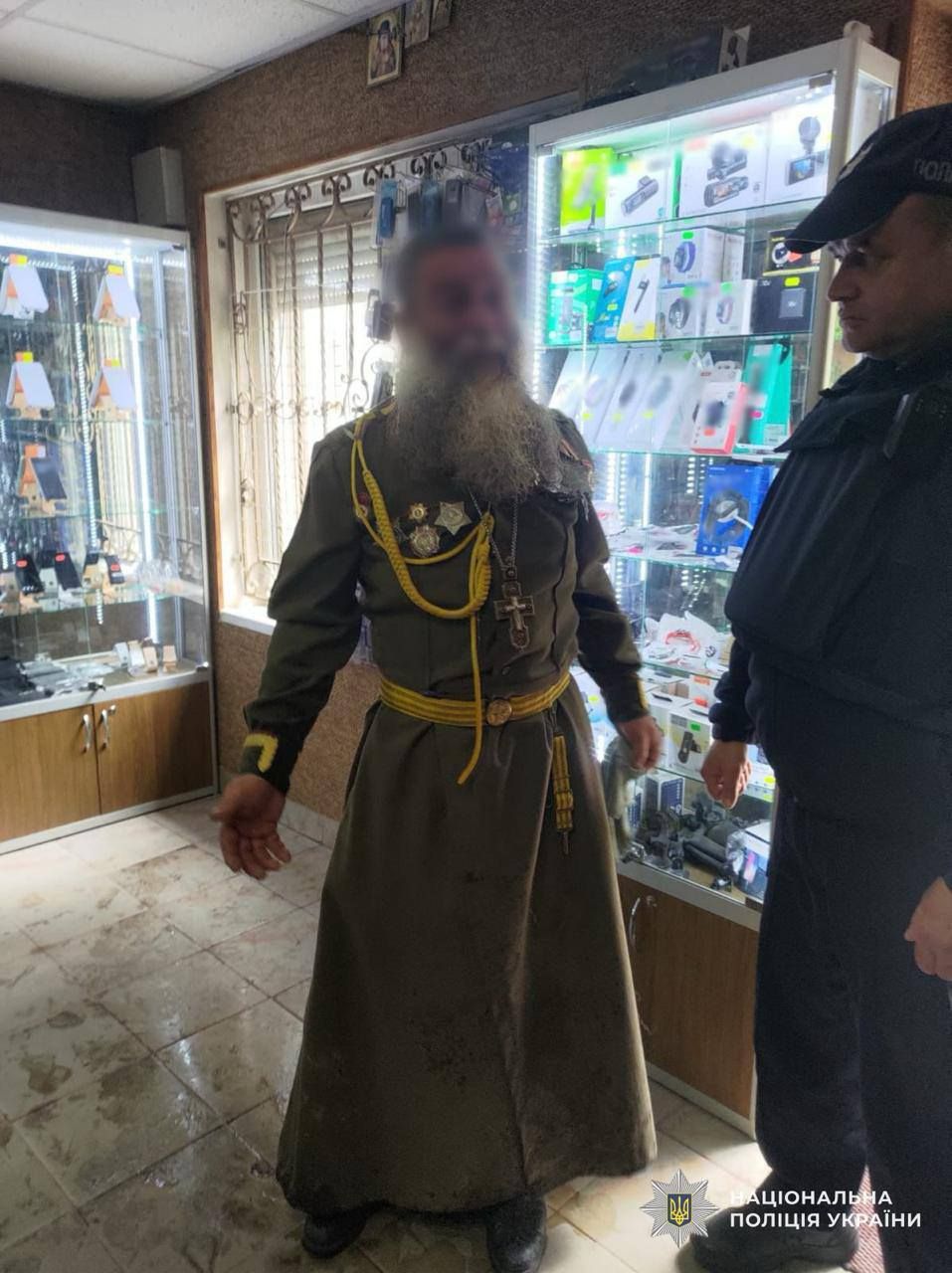 Відсвяткував. На Закарпатті клірик УПЦ вийшов на люди у радянській уніформі із георгіївською стрічкою