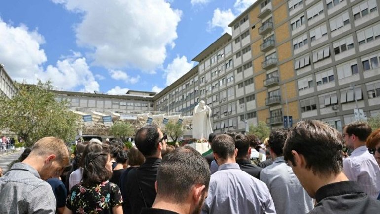 Папа відновлюється після операції