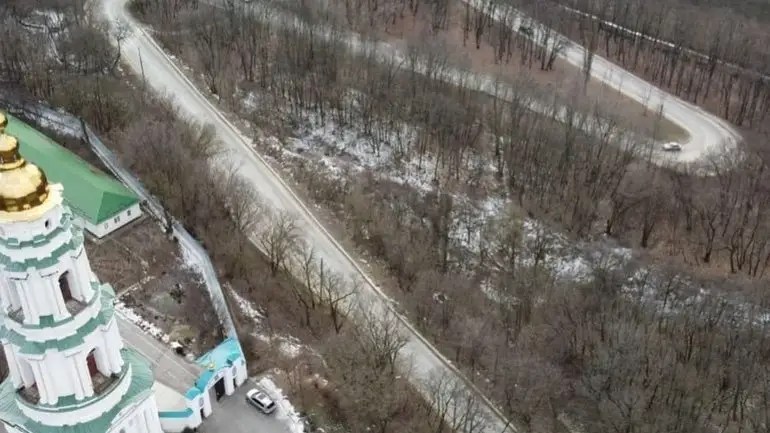 Через зсув ґрунту закрито рух транспорту на серпантині, що веде до Полтавського Хрестовоздвиженського жіночого монастиря УПЦ.