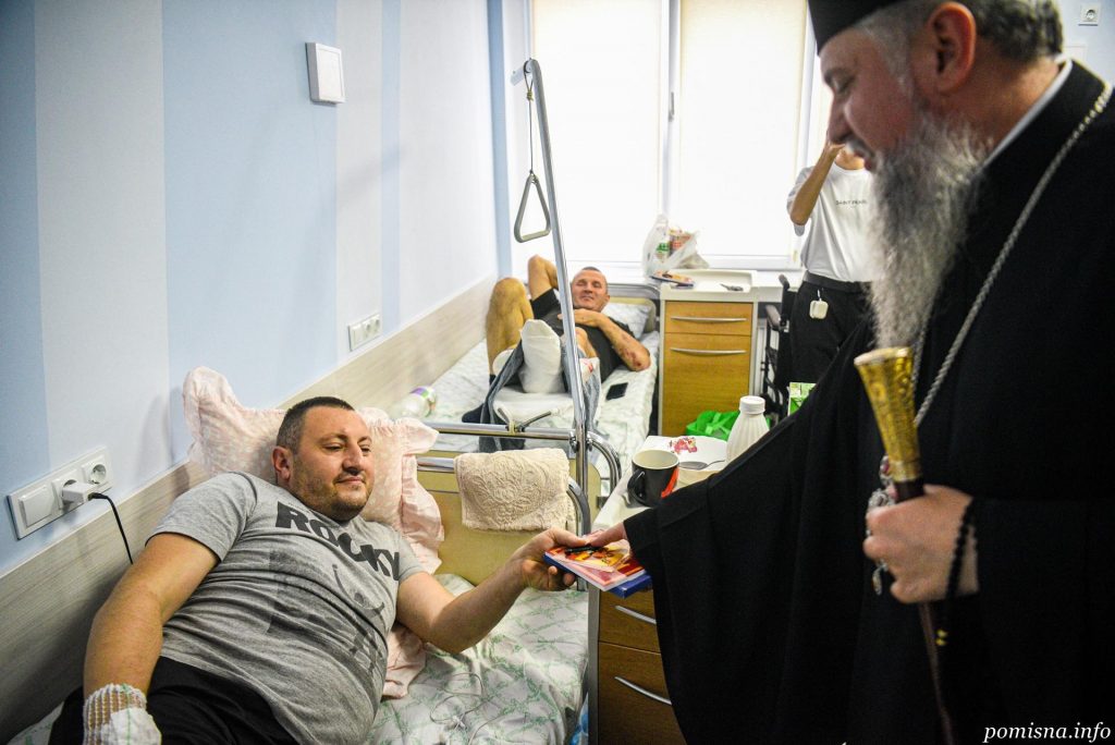 Предстоятель ПЦУ відвідав воїнів у черкаському шпиталі