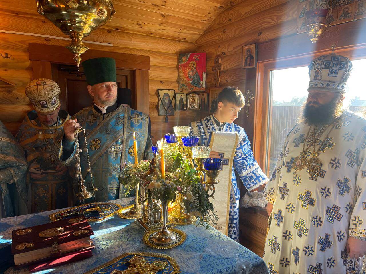 Віруючі в селі Довгошиї вшанували Богородицю у храмі, який збудували чотири роки тому після того, як попередній храм було переведено до ПЦУ.