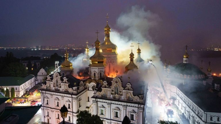 В Успенському соборі лаври борються з вологою після удару дрона РФ