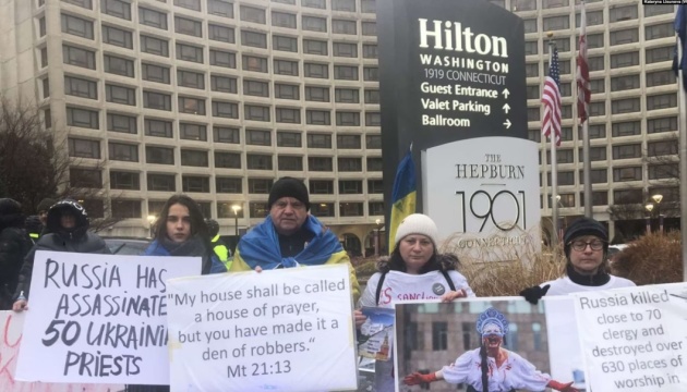 Українці у Вашингтоні провели акцію проти участі російських пасторів у Молитовному сніданку