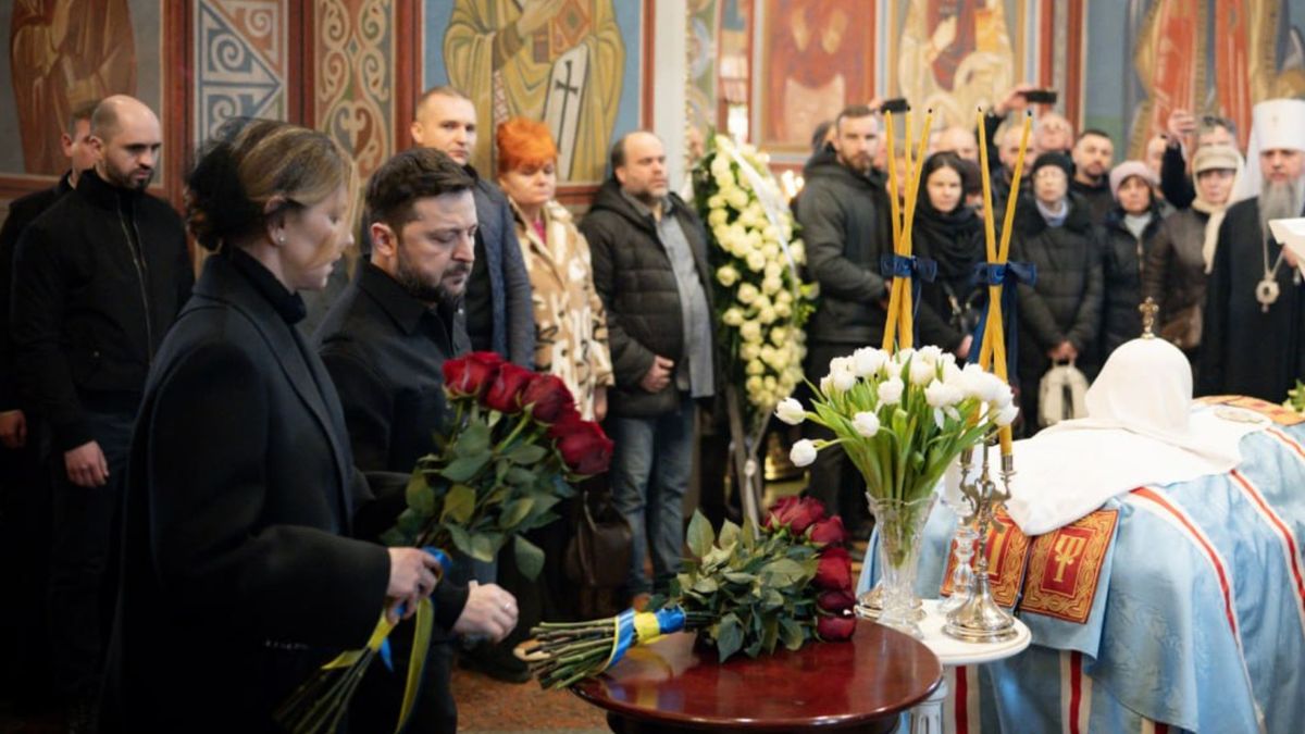 Зеленський з дружиною попрощалися з патріархом ПЦУ Філаретом