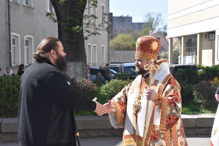 "Кращого Великодня я не памʼятаю": у Рівному під час Хресного ходу митрополит ПЦУ обійняв архієпископа УПЦ