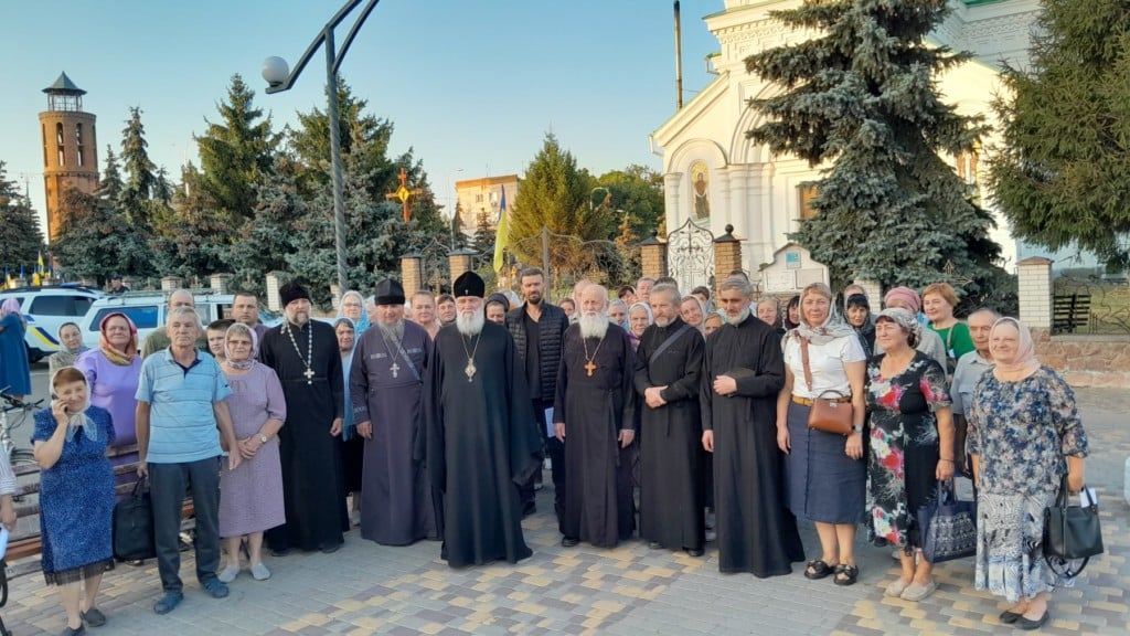 Овруцький архієрей відвідав громаду опечатаного храму УПЦ у Радомишлі