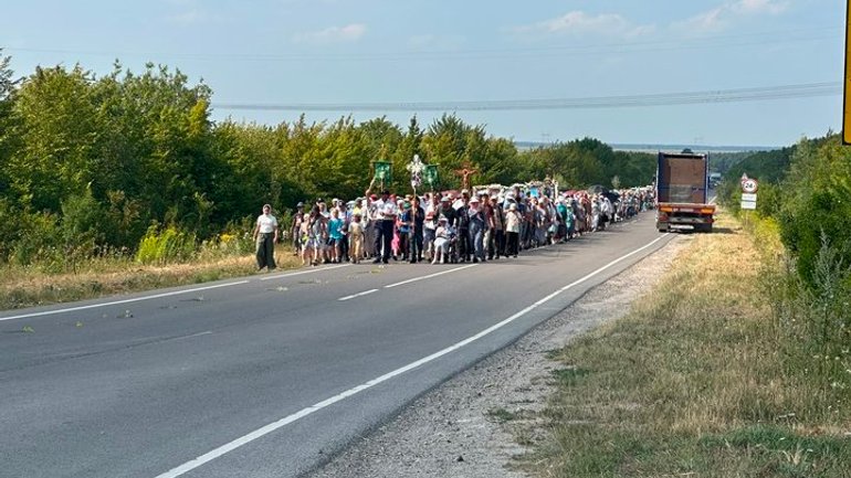 Учасники Хресної ходи УПЦ до Почаївської лаври вже на Тернопільщині