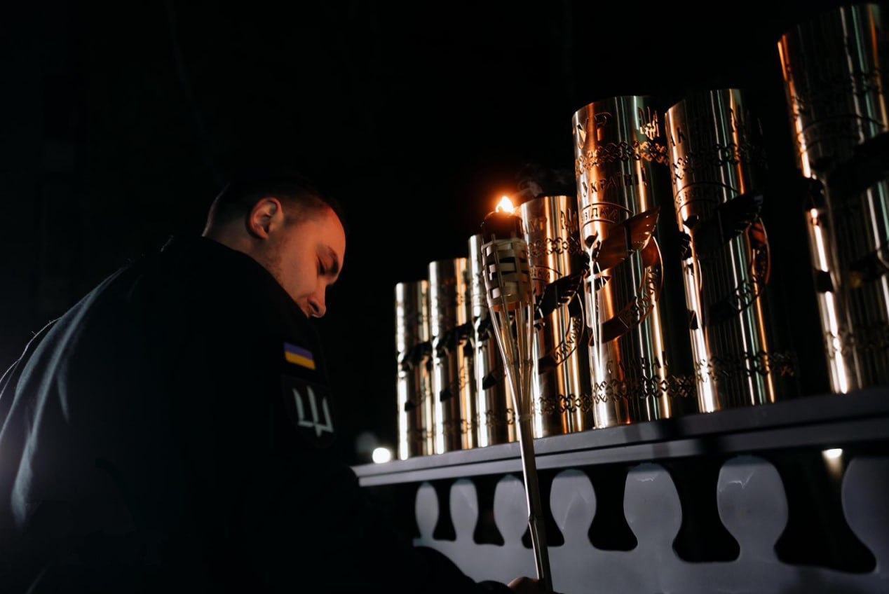 Буданов запалює ханукальну свічку на спеціально створеній ГУРівській ханукії