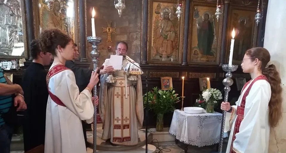 У Греції відсторонили відомого священника за участь дівчат у богослужінні