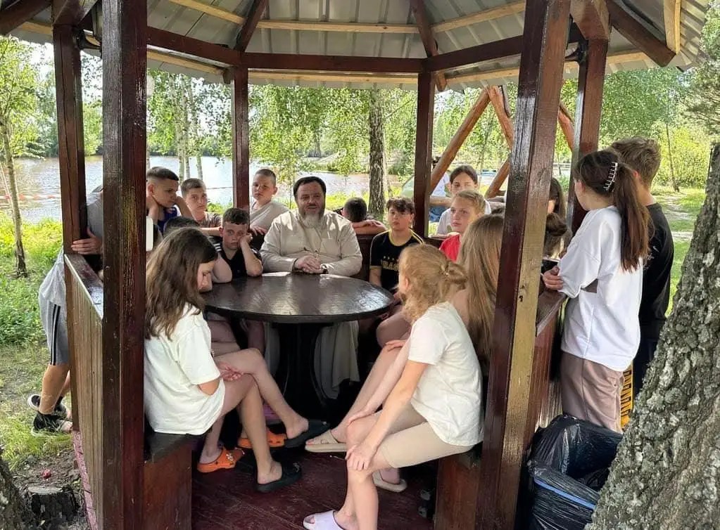 Єпископ ПЦУ відвідав дитячий табір «Корабель життя»