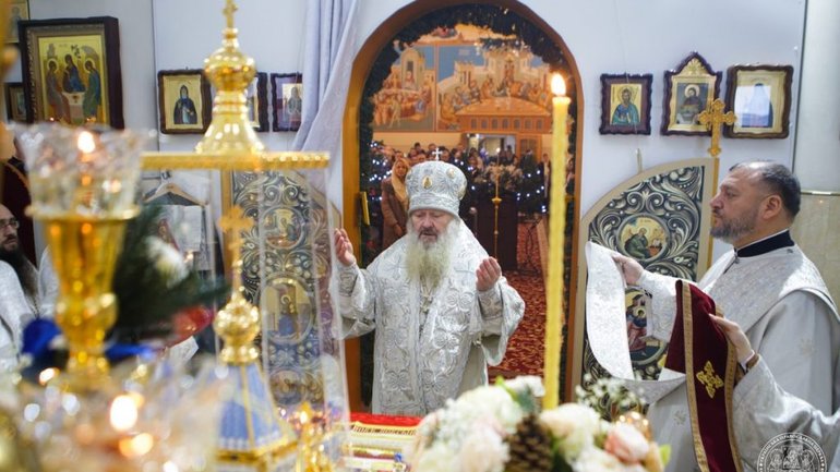 Митрополит УПЦ Лебідь в оточені Добкіна відслужив Літургію в монастирі, де виявили підпільну школу