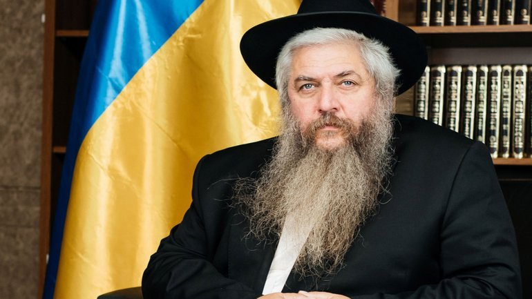 Володимир Зеленський з нагоди Дня Конституції України нагородив рабина Моше Реувена Асмана орденом «За заслуги» ІІ ступеня.