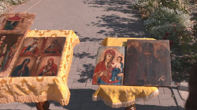 Військові врятували давні ікони зі зруйнованого будинку в Бахмуті. 