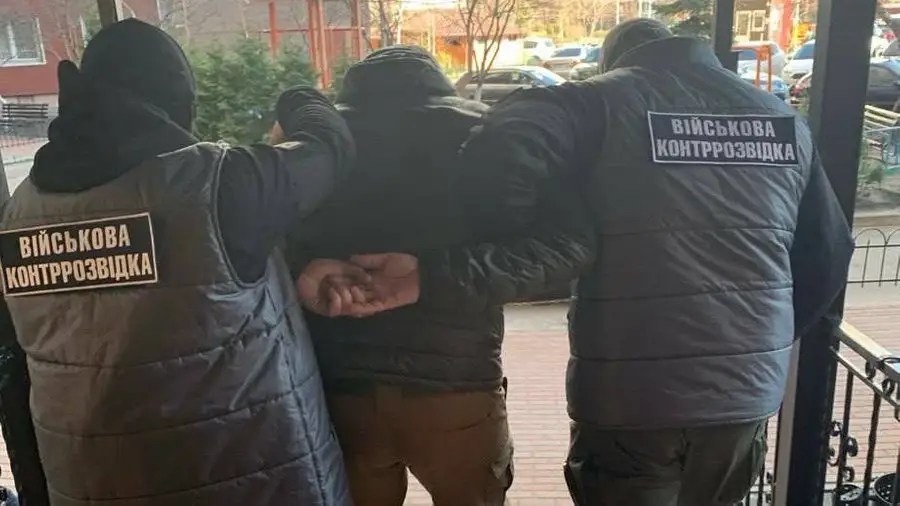 Під виглядом капелана, чоловік шпигував за десантниками і працював у Київській ОВА