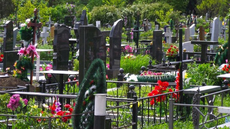 У поминальні дні поліція посилить заходи безпеки на кладовищах