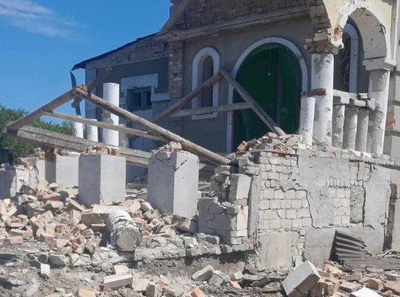 Внаслідок російського обстрілу зазнав руйнації зазнав руйнації Димитрівський храм у селі Золотий Колодець на Донеччині.