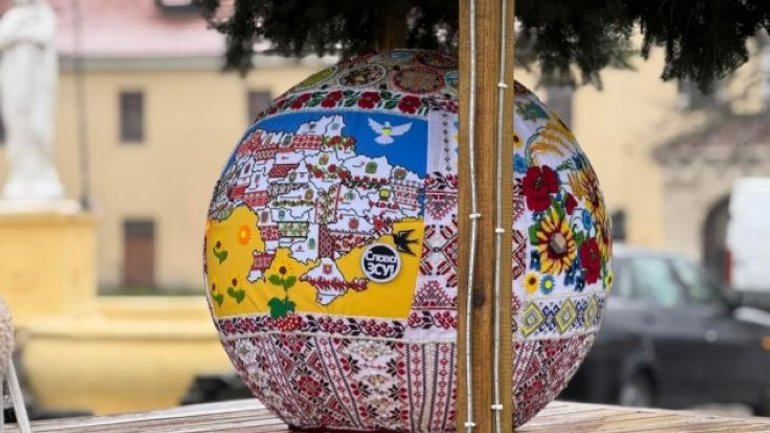 На Львівщині створили найбільшу у світі різдвяну кулю з вишивкою