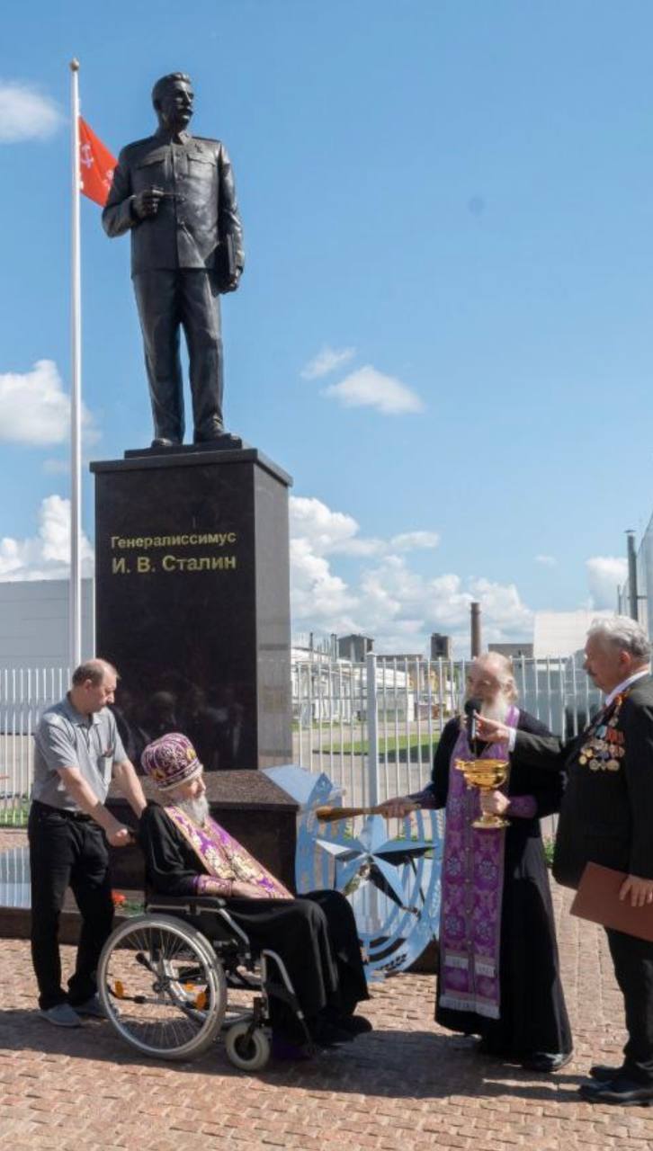 У Великих Луках, на території заводу «Мікрон», урочисто відкрили восьмиметровий пам'ятник Сталіну.