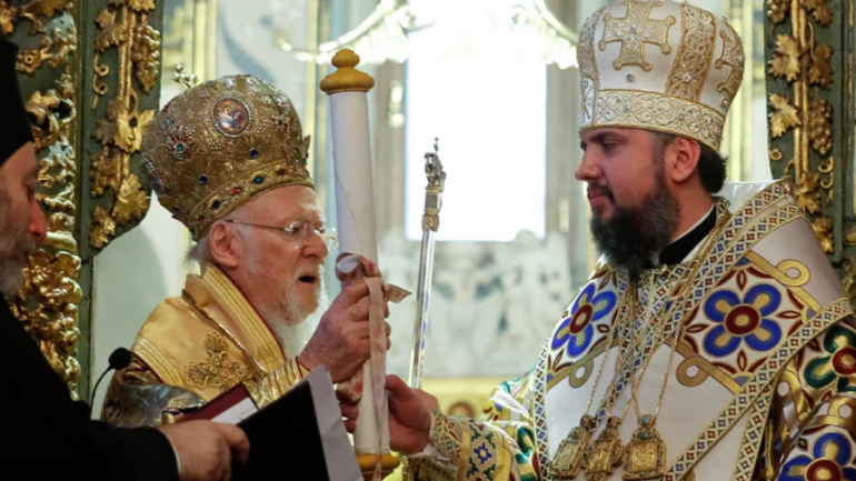 Адвокат УПЦ назвав отримання Томоса ПЦУ “спецоперацією адміністрації Байдена”, хоч це сталось за Трампа