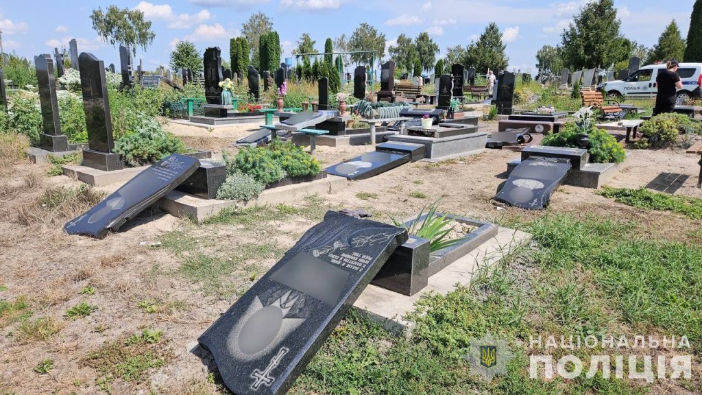 Вандал зруйнував близько 70 пам’ятників на Іллінецькому кладовищі Вінницької області
