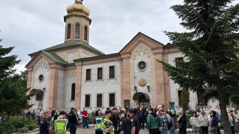 У Свято-Троїцькому храмі Кременчука після переходу до ПЦУ відновлюють приміщення