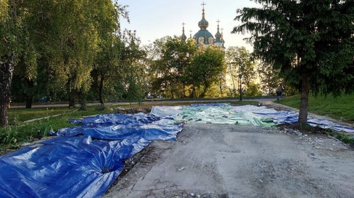 У Києві цієї ночі знесли “храм-МАФ” незаконно побудований у буферній зоні ЮНЕСКО