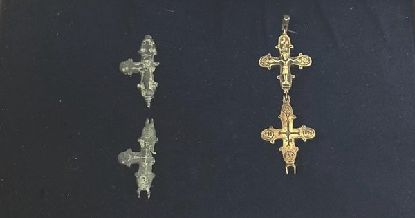 У Стрию презентували 900-річний хрестик-енколпіон, який знайшли на околиці