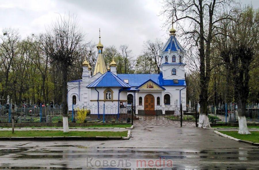 Суд оштрафував чоловіка, який жбурнув камінь у вікно храму УПЦ