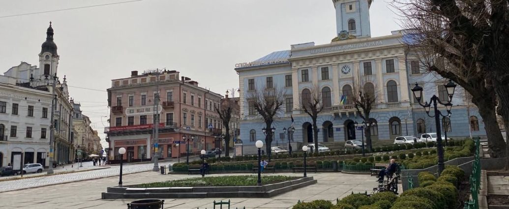 Влада в Чернівцях зняла хрест з Центральної площі