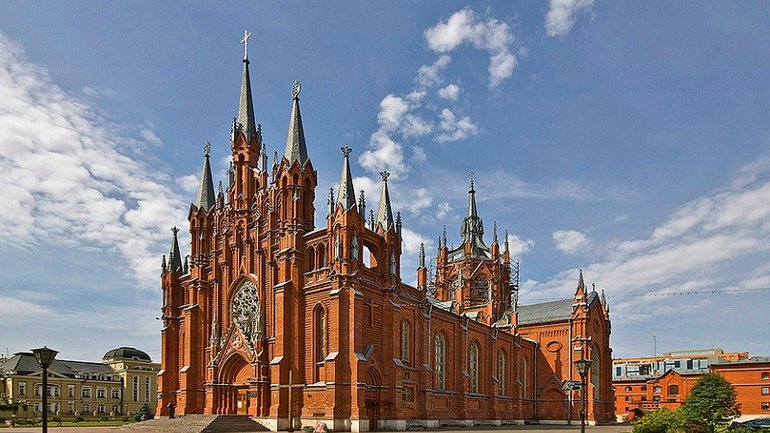 У Москві пройшла серія пікетів біля католицького собору