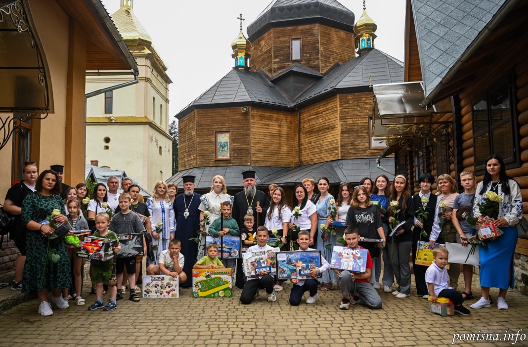 Предстоятель ПЦУ зустрівся з дітьми, батьки яких віддали життя захищаючи Україну