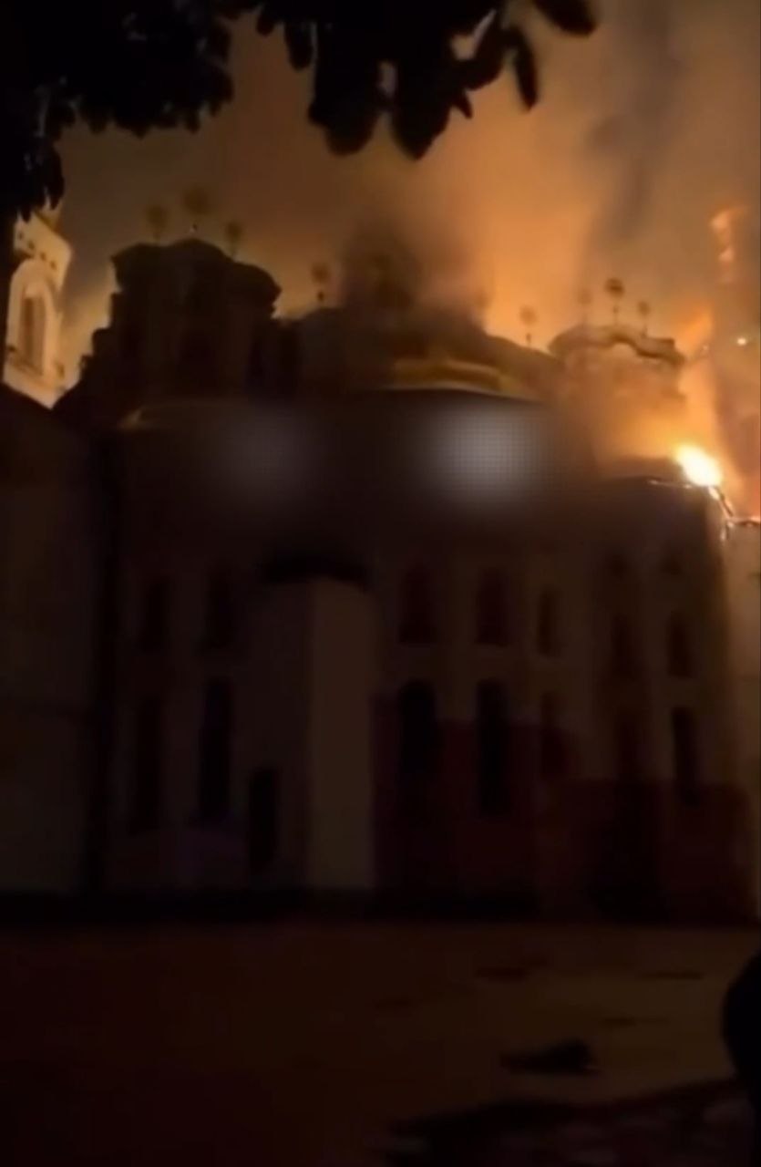 Внаслідок ворожої атаки горить Успенський собор Києво-Печерської Лаври