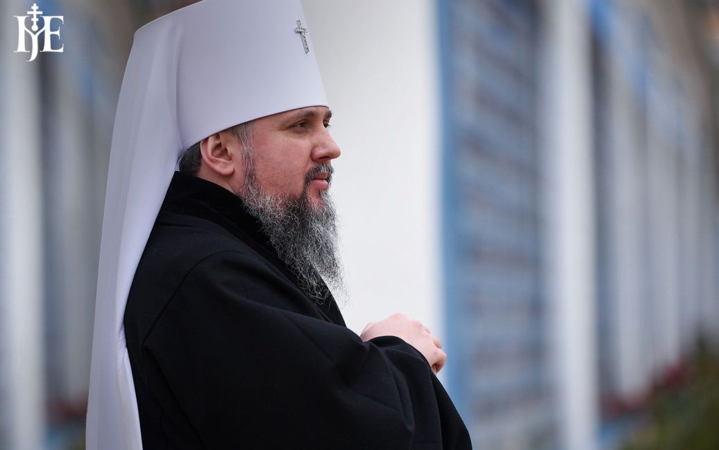 ПЦУ відходить від “рабської традиції" — цілування рук