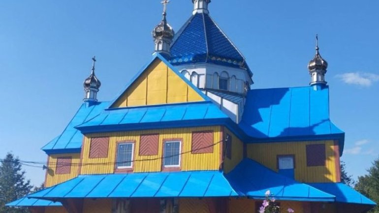 На Тернопільщині відреставрували 135-річну церкву та помалювали у синьо-жовті кольори