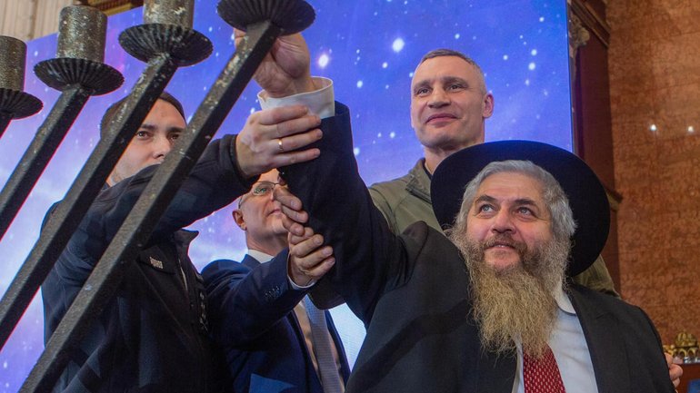 У Києві другу Ханукальну свічку рабин запалив разом з Будановим, Кличком та послом