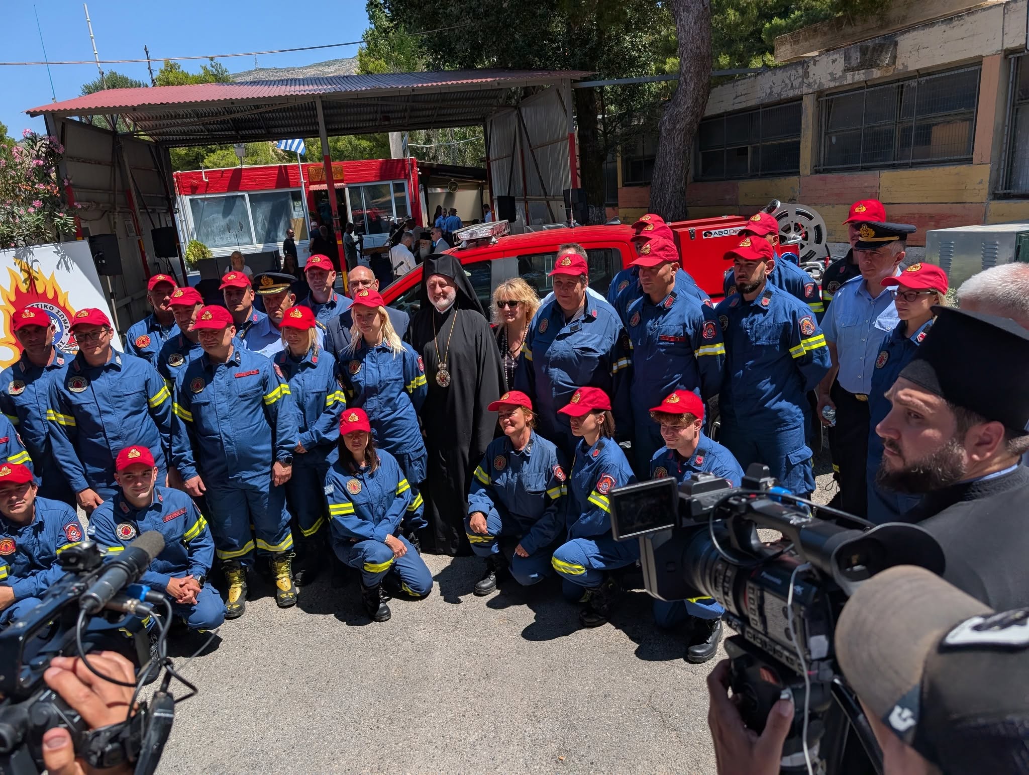 Архієпископ Елпідофор благословив пожежну машину, подаровану добровільній пожежній бригаді Пентелі