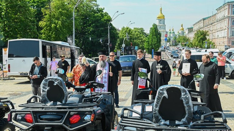 Митрополит Епіфаній освятив квадроцикли для евакуації поранених українських воїнів