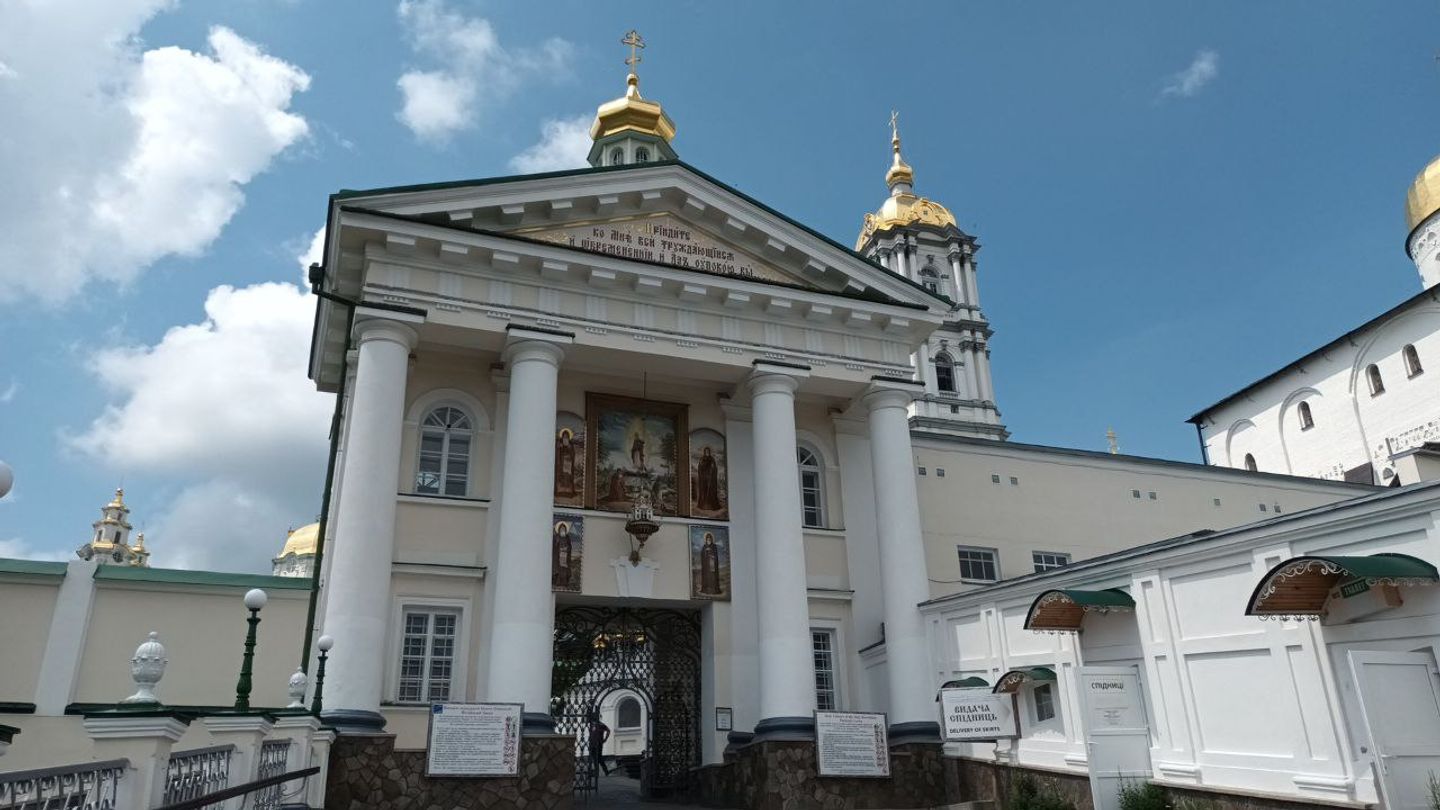 У Почаївській лаврі зафарбували написи російською мовою