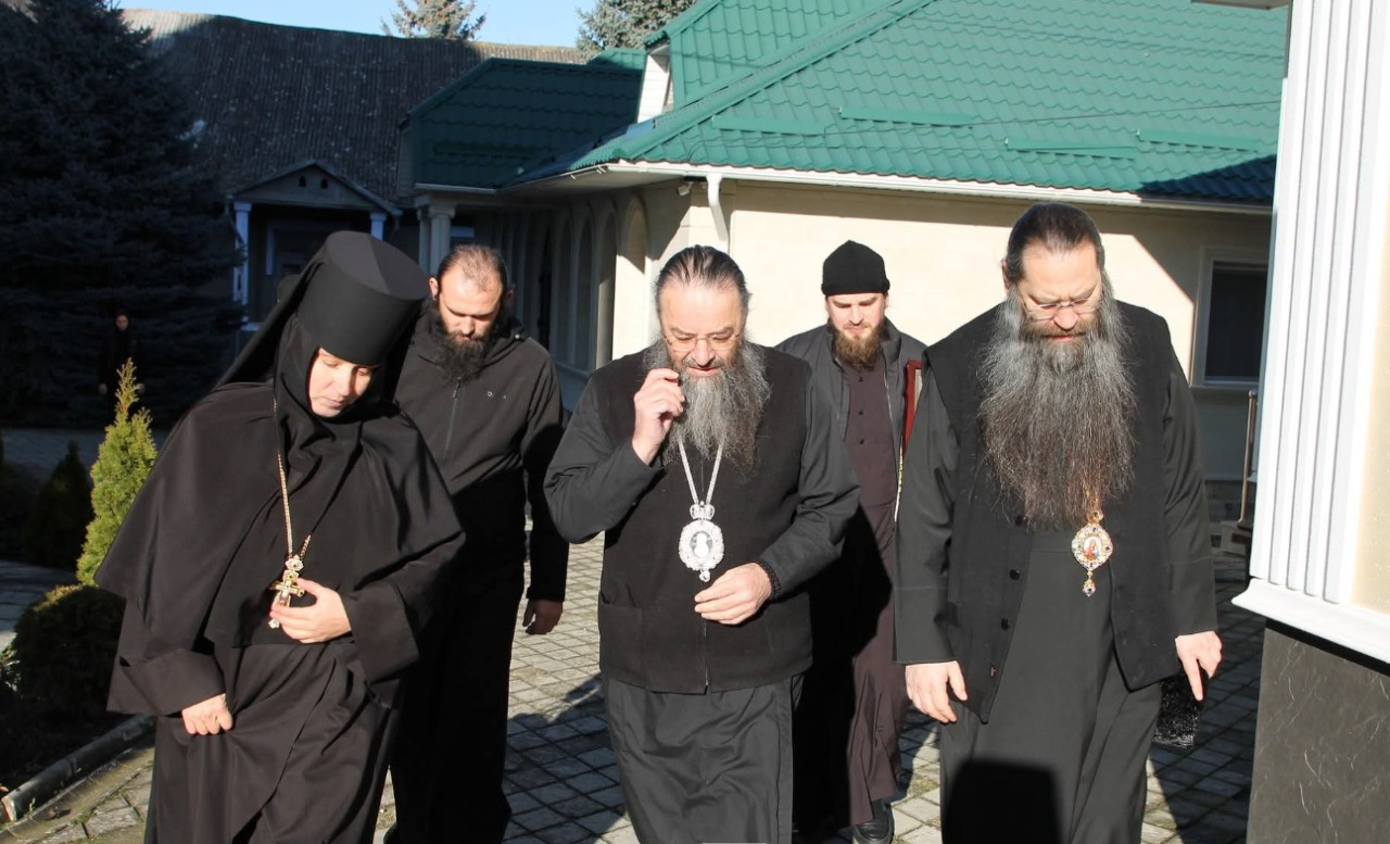 Митрополит Лонгин, якого судять за розпалювання релігійної ворожнечі, виїхав з України за кордон