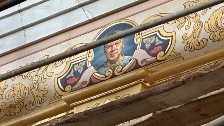 Синод ПЦУ оголосив митрополиту Луцькому догану через зображення бізнесменів у храмі