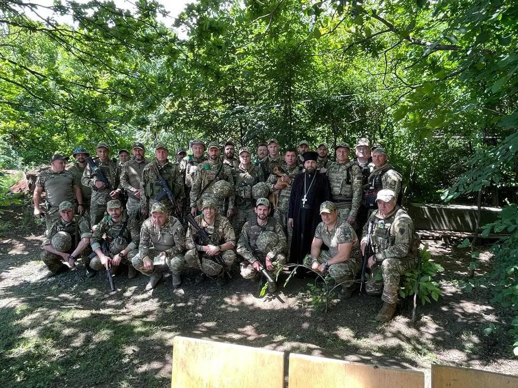 Архімандрит ПЦУ Авраамій відвідав бійців ЗСУ поблизу лінії зіткнення з агресором