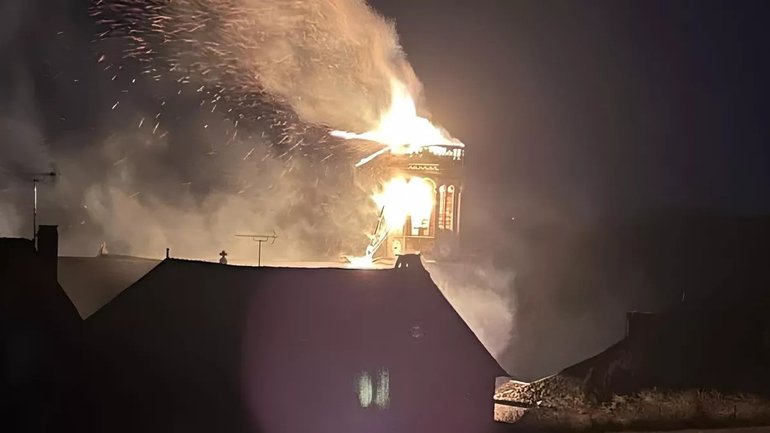 У Франції від влучання блискавки загорілась дзвіниця храму