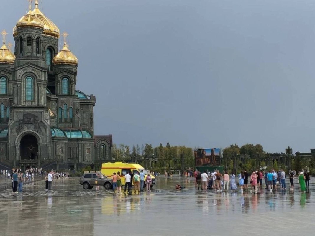 Блискавка вразила трьох людей біля головного храму збройних сил росії