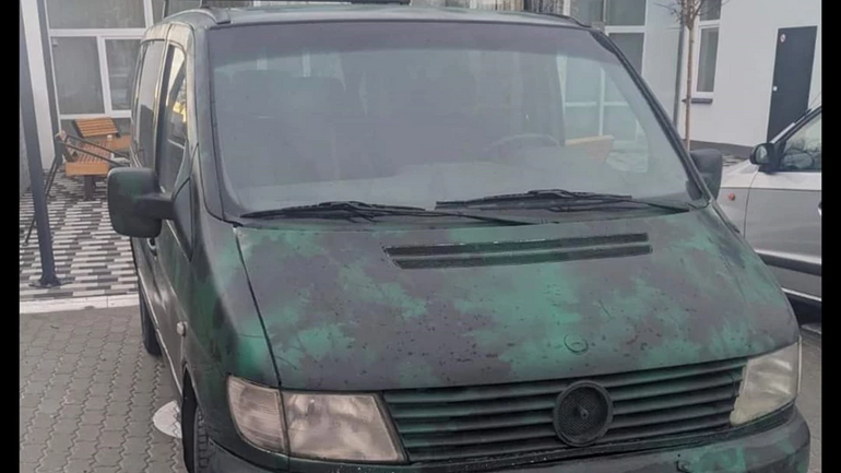 Жителі Львівщини наколядували на автівки для військових