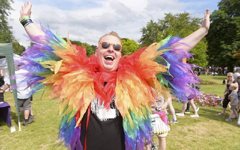 Директор "PRIDE IS SURREY" у Великобританії роками гвавтував дітей із "партнером"