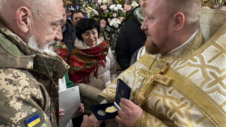 Священик ПЦУ отримав нагрудний знак від Залужного