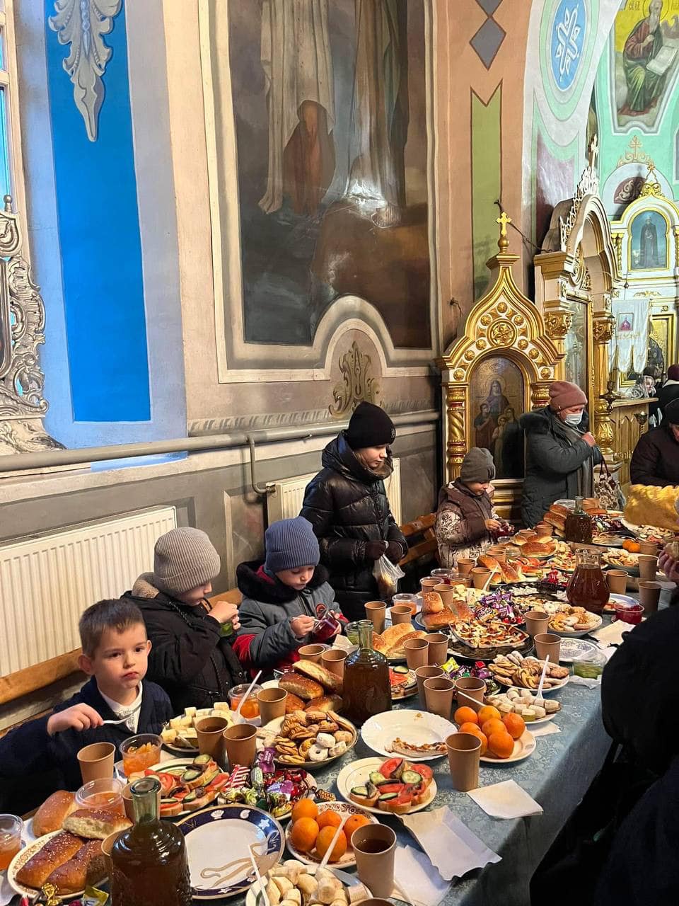 У Хмельницькій єпархії організували благодійний обід в храмі для дітей-переселенців