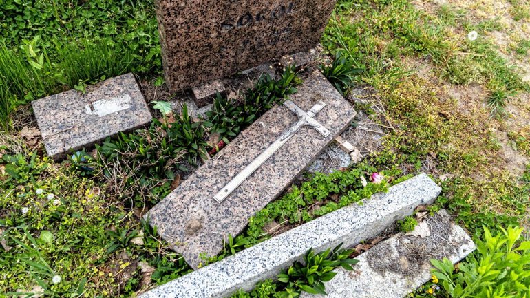 У Польщі судять священика, який зрівняв із землею протестантський цвинтар
