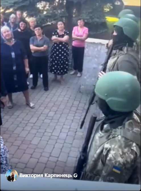 В селі Іза Хустського району прихожани УПЦ перекривали дорогу через те, що священнослужителів церкви забрали працівники ТЦК