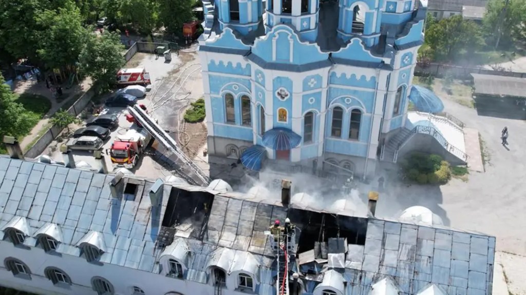 У Дніпрі зайнялася пожежа на території храму: загинула жінка